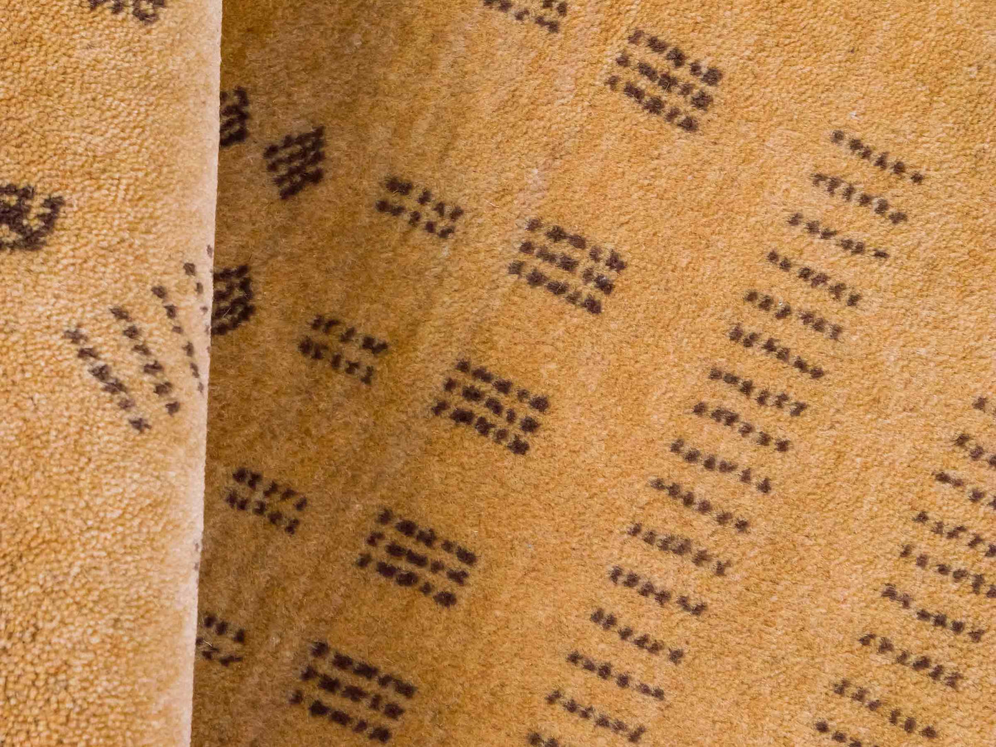 Handgeknüpfter Indo Loribaft Orientteppich von Khademi aus Wolle, gold. Geometrisches Nomaden-Design. Von Hand geknüpft in Indien. Größe: 94x60cm. Teppichnummer: KB4-1719. Verkauf durch Jupiter Intl.