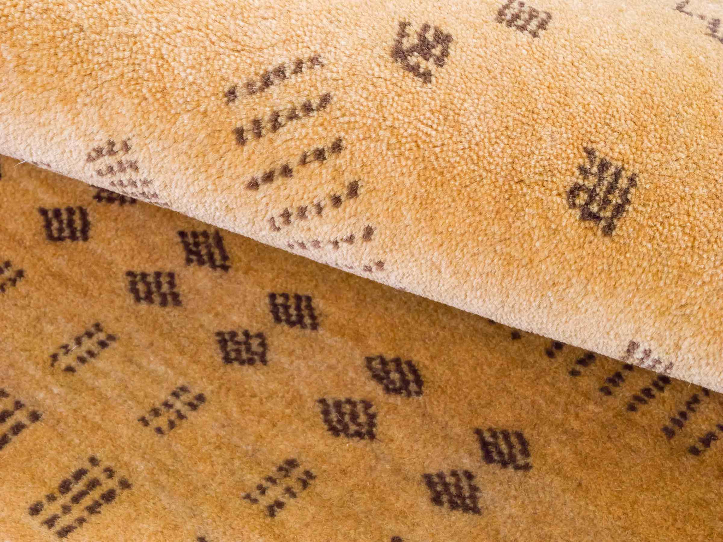 Handgeknüpfter Indo Loribaft Orientteppich von Khademi aus Wolle, gold. Geometrisches Nomaden-Design. Von Hand geknüpft in Indien. Größe: 94x60cm. Teppichnummer: KB4-1719. Verkauf durch Jupiter Intl.