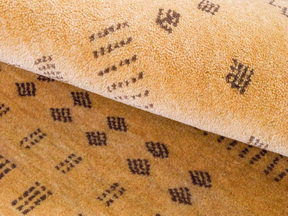 Handgeknüpfter Indo Loribaft Orientteppich von Khademi aus Wolle, gold. Geometrisches Nomaden-Design. Von Hand geknüpft in Indien. Größe: 94x60cm. Teppichnummer: KB4-1719. Verkauf durch Jupiter Intl.