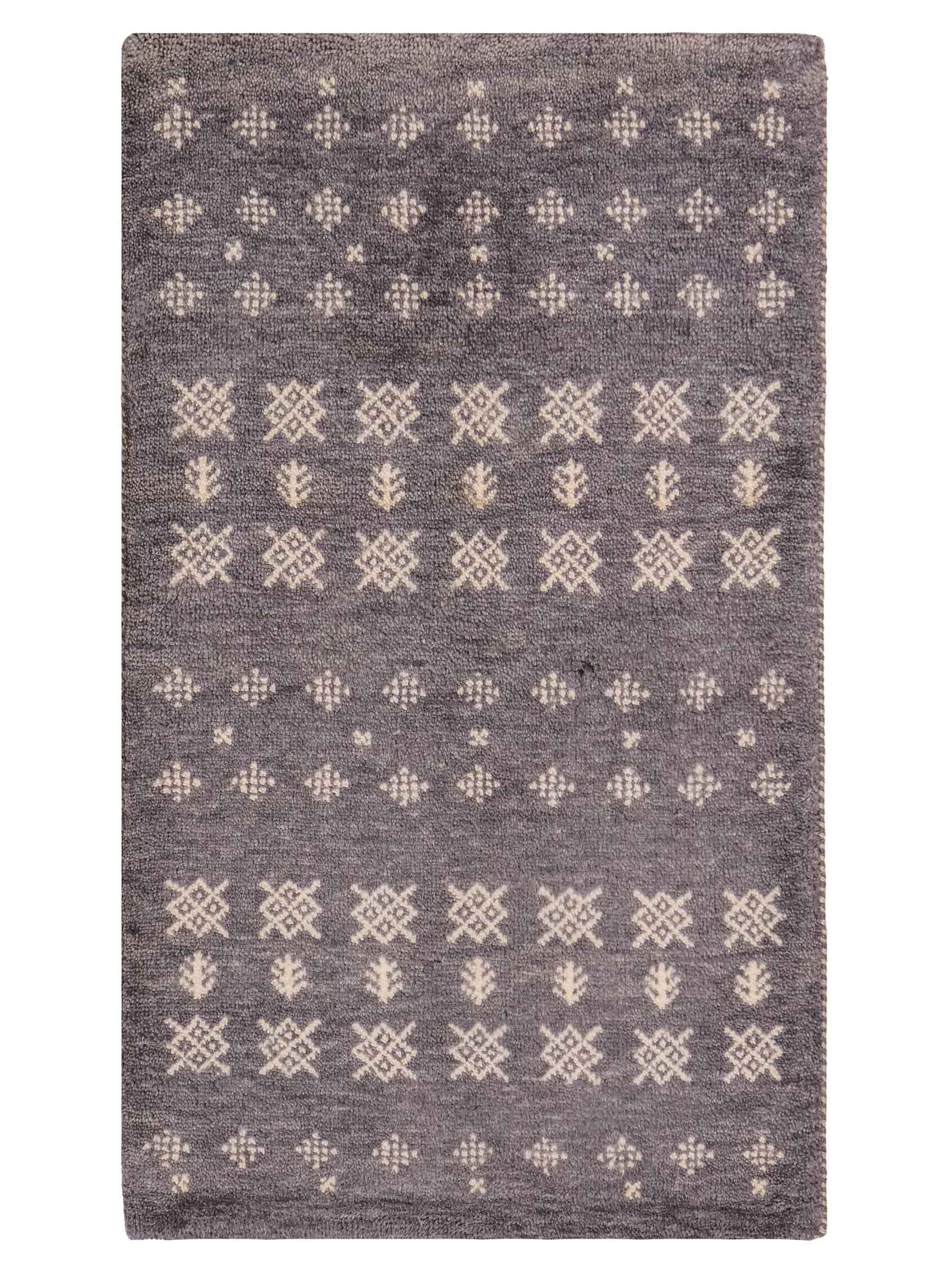 Handgeknüpfter Indo Loribaft Orientteppich von Khademi aus Wolle, grau. Geometrisches Nomaden-Design. Von Hand geknüpft in Indien. Größe: 94x60cm. Teppichnummer: KB4-1766 Verkauf durch Jupiter Intl.