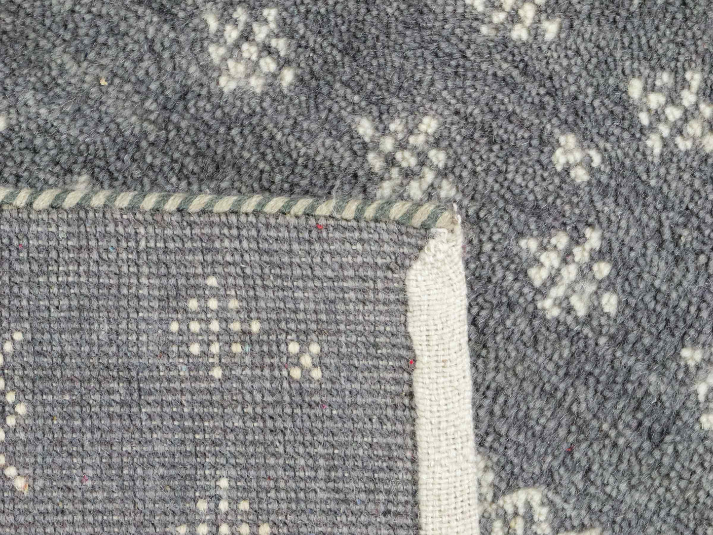 Handgeknüpfter Indo Loribaft Orientteppich von Khademi aus Wolle, grau. Geometrisches Nomaden-Design. Von Hand geknüpft in Indien. Größe: 94x60cm. Teppichnummer: KB4-1766 Verkauf durch Jupiter Intl.