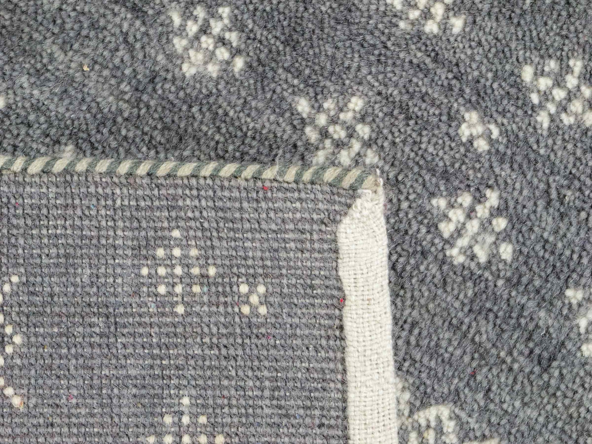 Handgeknüpfter Indo Loribaft Orientteppich von Khademi aus Wolle, grau. Geometrisches Nomaden-Design. Von Hand geknüpft in Indien. Größe: 94x60cm. Teppichnummer: KB4-1766 Verkauf durch Jupiter Intl.