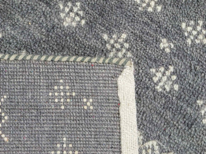 Handgeknüpfter Indo Loribaft Orientteppich von Khademi aus Wolle, grau. Geometrisches Nomaden-Design. Von Hand geknüpft in Indien. Größe: 94x60cm. Teppichnummer: KB4-1766 Verkauf durch Jupiter Intl.