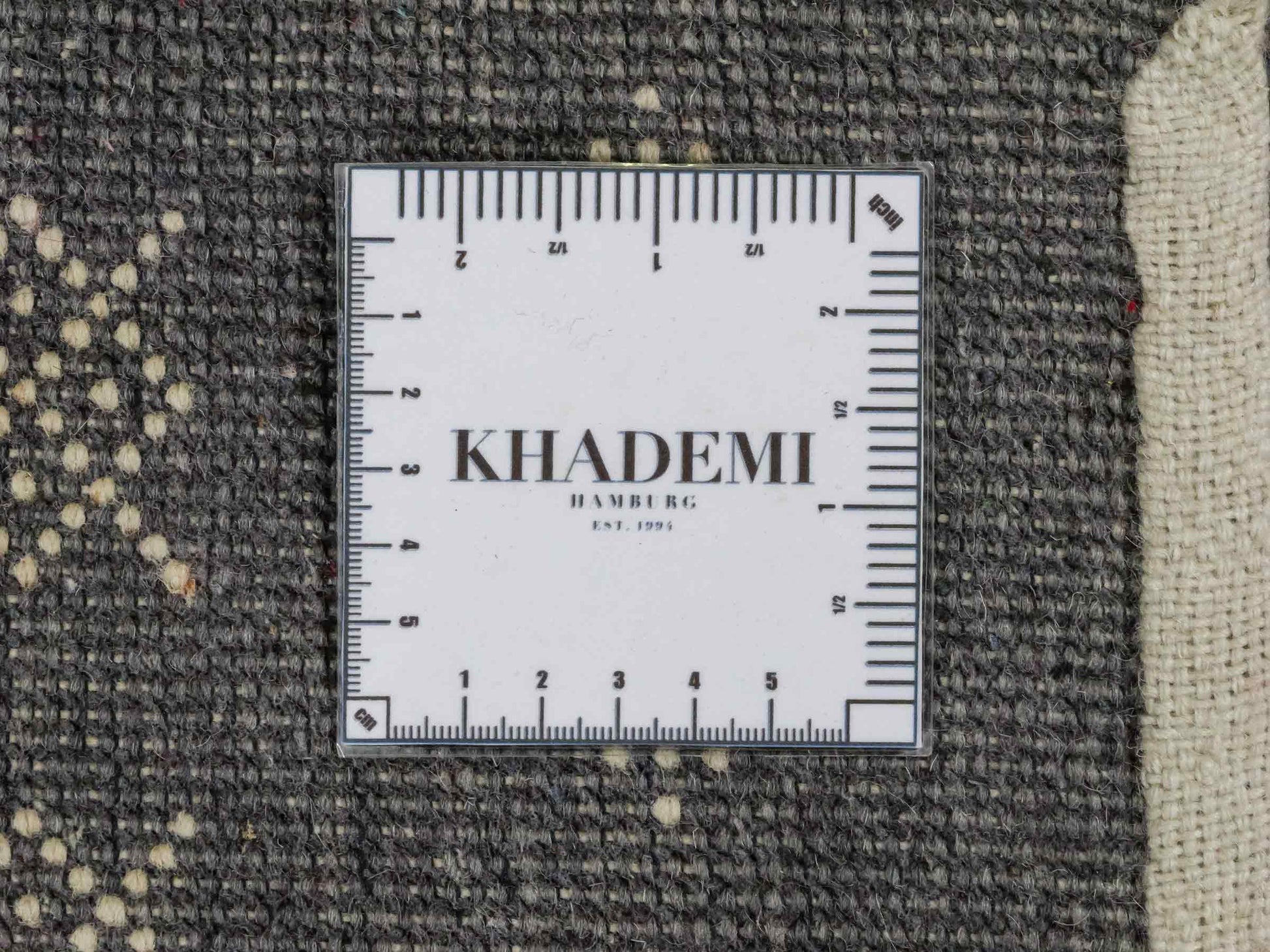 Handgeknüpfter Indo Loribaft Orientteppich von Khademi aus Wolle, grau. Geometrisches Nomaden-Design. Von Hand geknüpft in Indien. Größe: 94x60cm. Teppichnummer: KB4-1766 Verkauf durch Jupiter Intl.