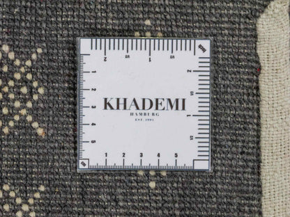 Handgeknüpfter Indo Loribaft Orientteppich von Khademi aus Wolle, grau. Geometrisches Nomaden-Design. Von Hand geknüpft in Indien. Größe: 94x60cm. Teppichnummer: KB4-1766 Verkauf durch Jupiter Intl.