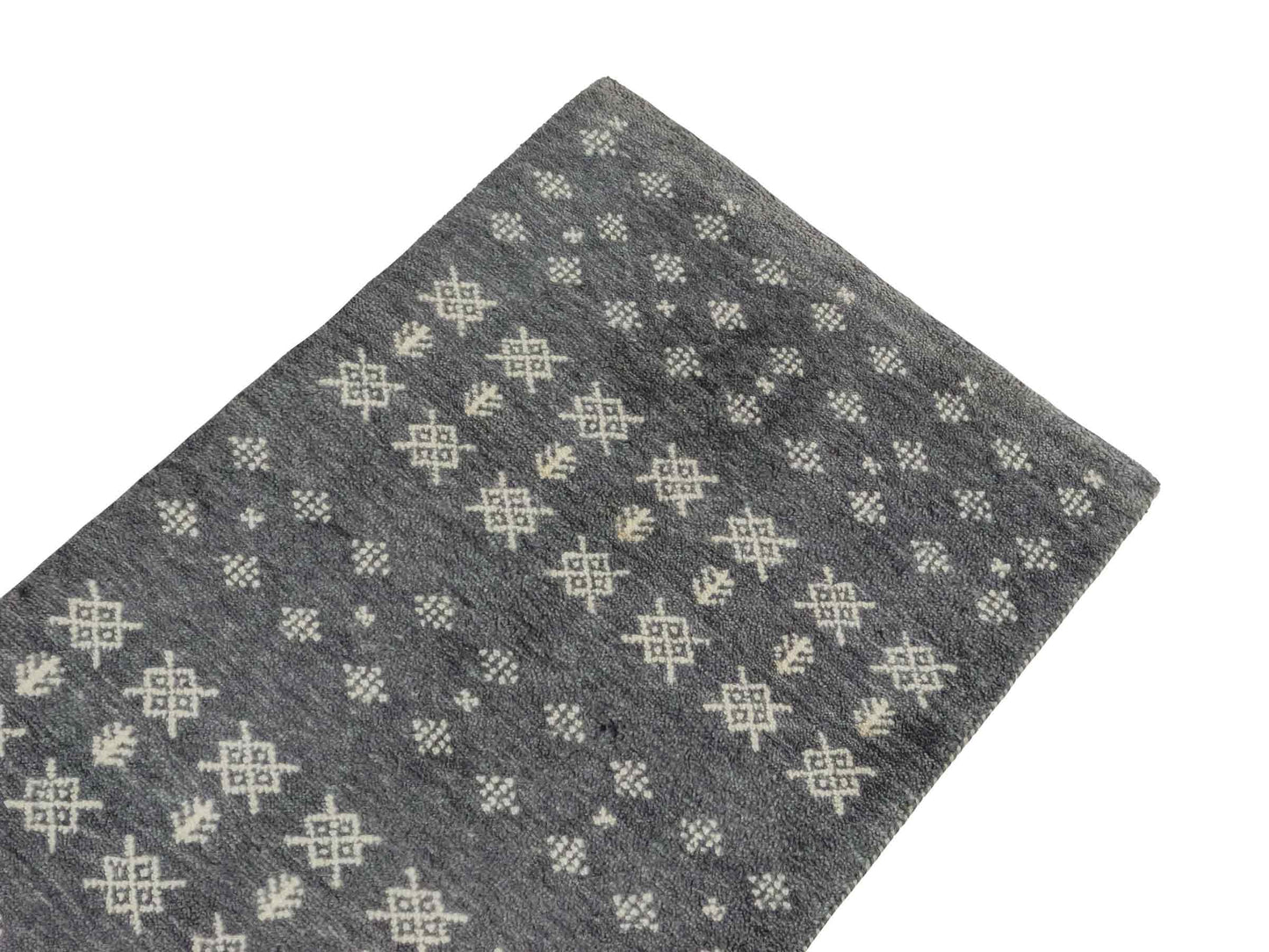 Handgeknüpfter Indo Loribaft Orientteppich von Khademi aus Wolle, grau. Geometrisches Nomaden-Design. Von Hand geknüpft in Indien. Größe: 94x60cm. Teppichnummer: KB4-1766 Verkauf durch Jupiter Intl.