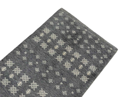 Handgeknüpfter Indo Loribaft Orientteppich von Khademi aus Wolle, grau. Geometrisches Nomaden-Design. Von Hand geknüpft in Indien. Größe: 94x60cm. Teppichnummer: KB4-1766 Verkauf durch Jupiter Intl.