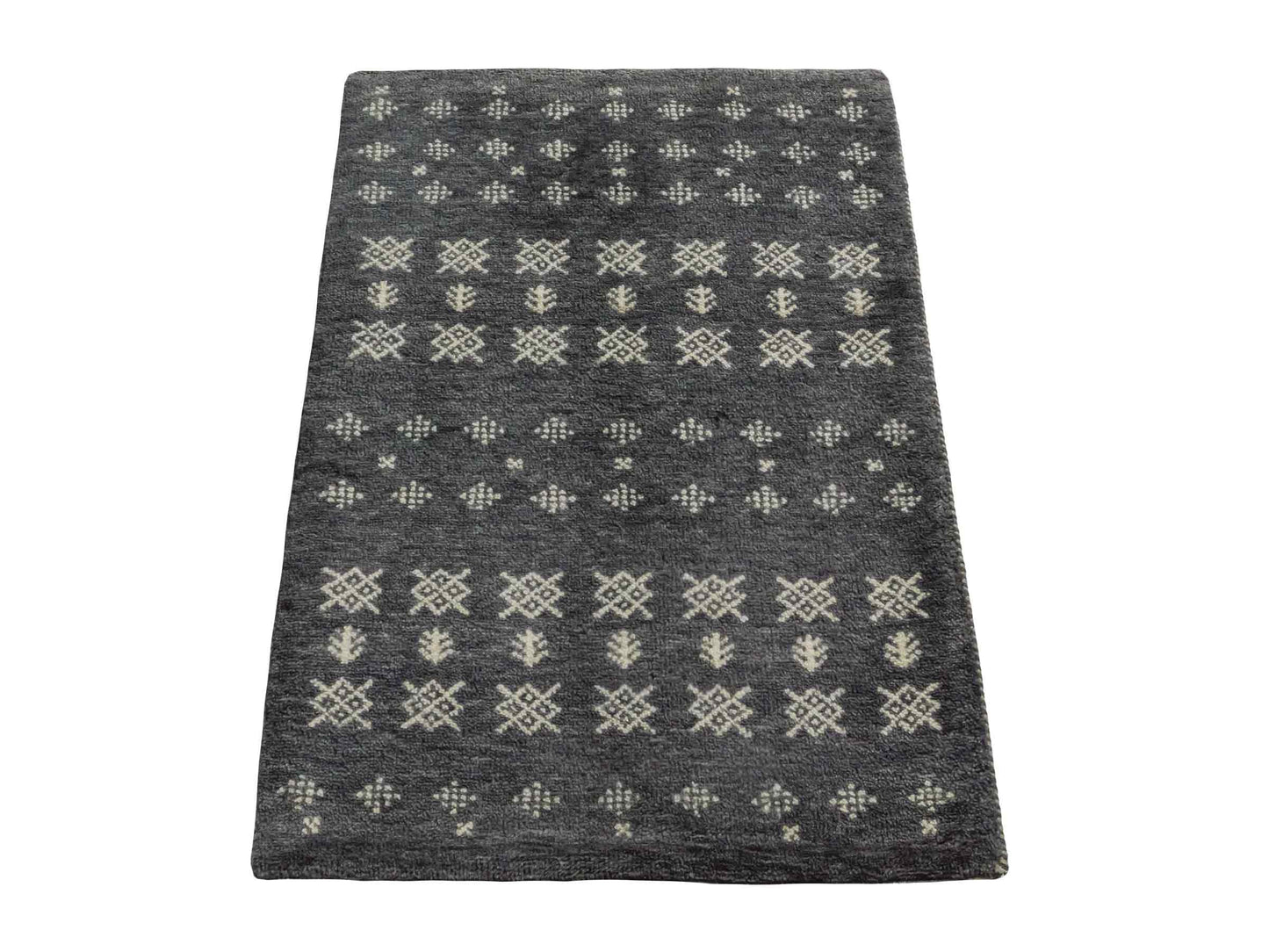 Handgeknüpfter Indo Loribaft Orientteppich von Khademi aus Wolle, grau. Geometrisches Nomaden-Design. Von Hand geknüpft in Indien. Größe: 94x60cm. Teppichnummer: KB4-1766 Verkauf durch Jupiter Intl.