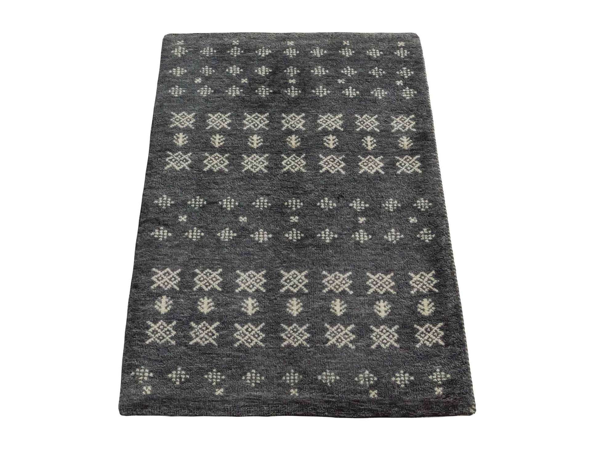 Handgeknüpfter Indo Loribaft Orientteppich von Khademi aus Wolle, grau. Geometrisches Nomaden-Design. Von Hand geknüpft in Indien. Größe: 94x60cm. Teppichnummer: KB4-1766 Verkauf durch Jupiter Intl.