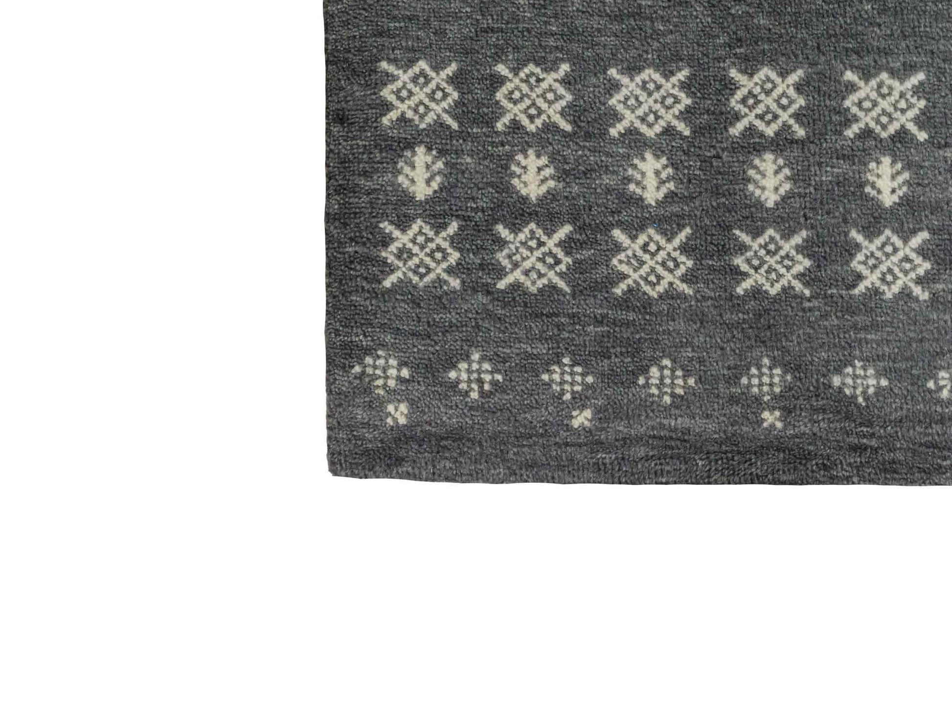 Handgeknüpfter Indo Loribaft Orientteppich von Khademi aus Wolle, grau. Geometrisches Nomaden-Design. Von Hand geknüpft in Indien. Größe: 94x60cm. Teppichnummer: KB4-1766 Verkauf durch Jupiter Intl.