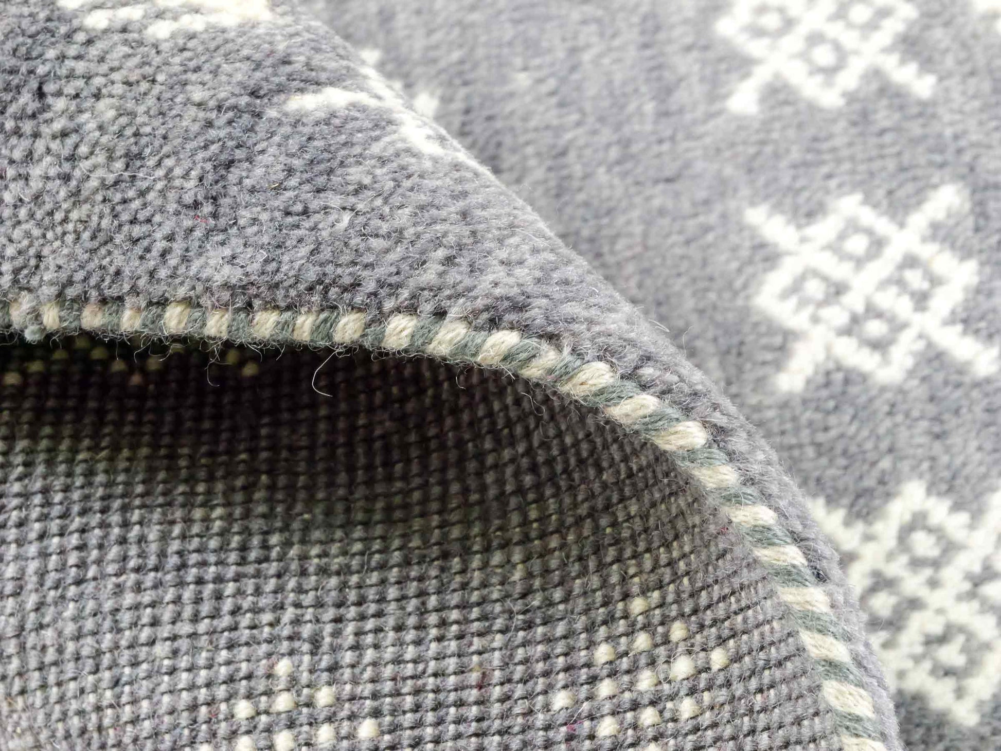 Handgeknüpfter Indo Loribaft Orientteppich von Khademi aus Wolle, grau. Geometrisches Nomaden-Design. Von Hand geknüpft in Indien. Größe: 94x60cm. Teppichnummer: KB4-1766 Verkauf durch Jupiter Intl.