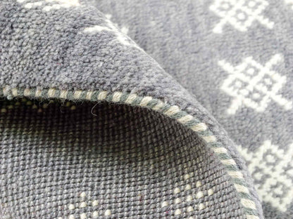 Handgeknüpfter Indo Loribaft Orientteppich von Khademi aus Wolle, grau. Geometrisches Nomaden-Design. Von Hand geknüpft in Indien. Größe: 94x60cm. Teppichnummer: KB4-1766 Verkauf durch Jupiter Intl.