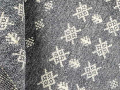 Handgeknüpfter Indo Loribaft Orientteppich von Khademi aus Wolle, grau. Geometrisches Nomaden-Design. Von Hand geknüpft in Indien. Größe: 94x60cm. Teppichnummer: KB4-1766 Verkauf durch Jupiter Intl.