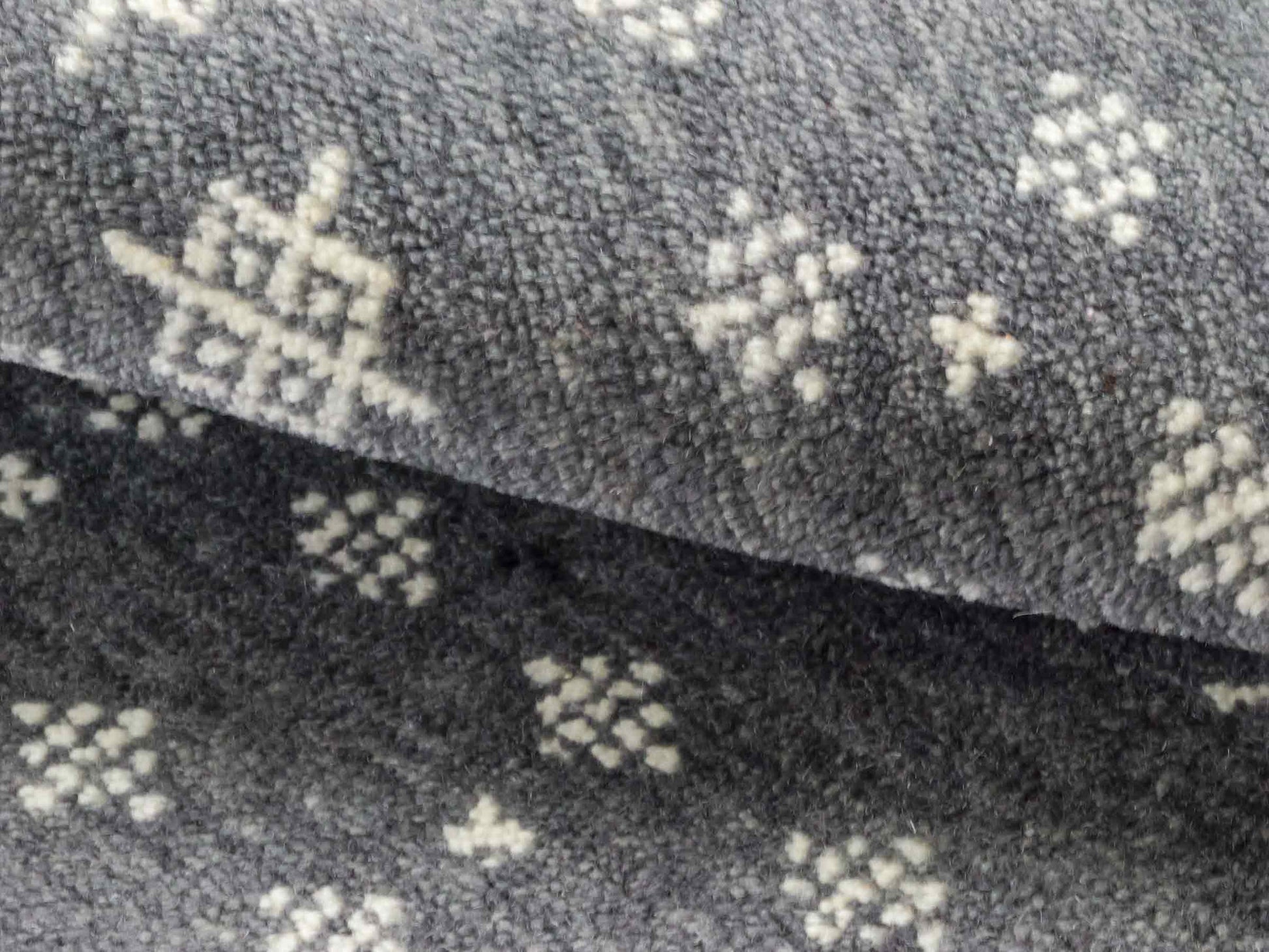 Handgeknüpfter Indo Loribaft Orientteppich von Khademi aus Wolle, grau. Geometrisches Nomaden-Design. Von Hand geknüpft in Indien. Größe: 94x60cm. Teppichnummer: KB4-1766 Verkauf durch Jupiter Intl.