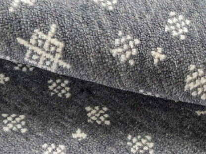 Handgeknüpfter Indo Loribaft Orientteppich von Khademi aus Wolle, grau. Geometrisches Nomaden-Design. Von Hand geknüpft in Indien. Größe: 94x60cm. Teppichnummer: KB4-1766 Verkauf durch Jupiter Intl.