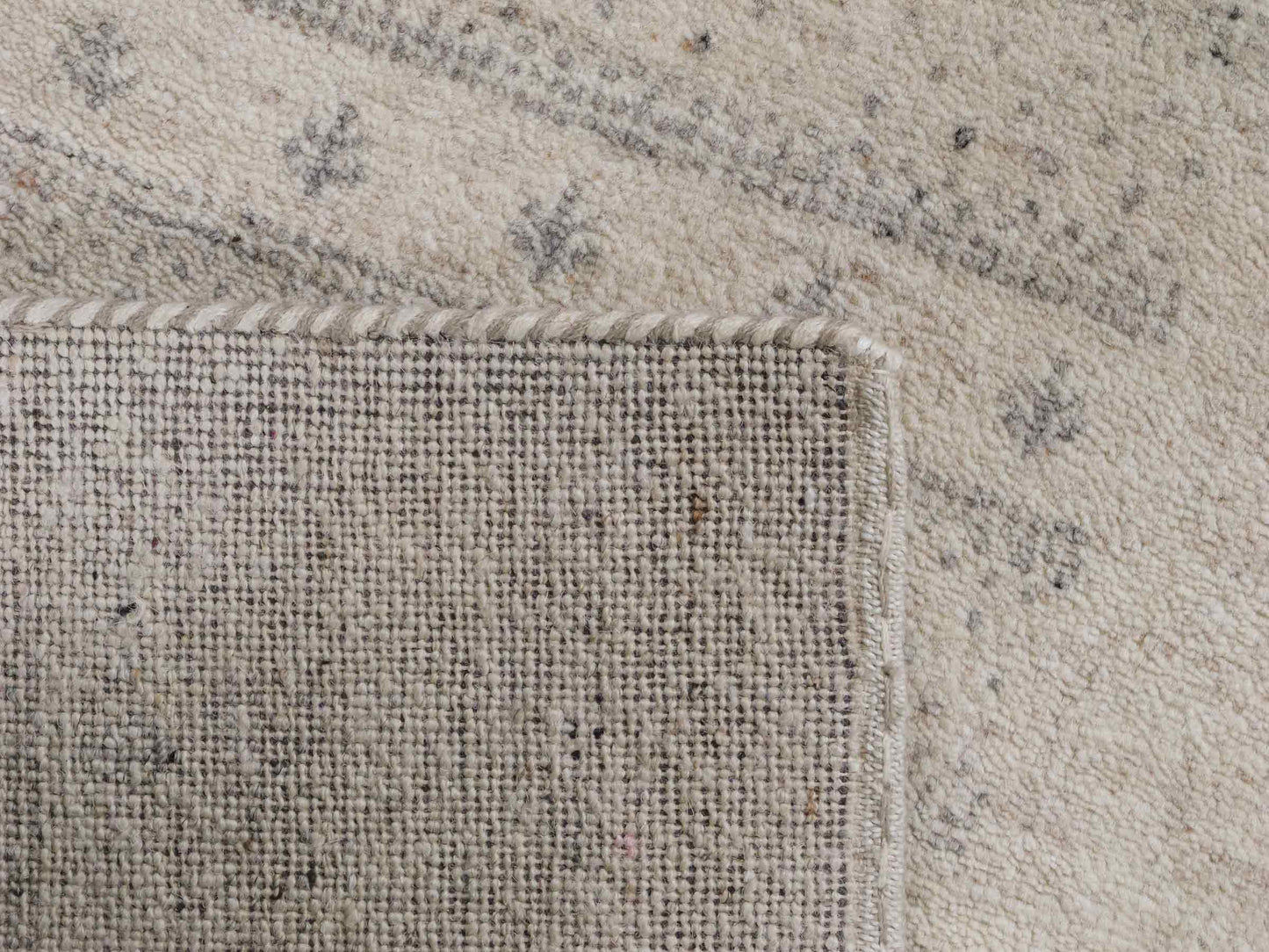 Handgeknüpfter Indo Loribaft Orientteppich von Khademi aus Wolle, cremeweiß. Geometrisches Nomaden-Design. Von Hand geknüpft in Indien. Größe: 94x61cm. Teppichnummer: KB4-1726. Verkauf durch Jupiter Intl.