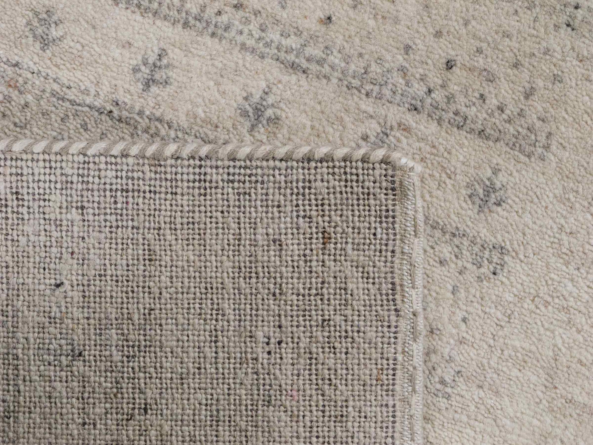 Handgeknüpfter Indo Loribaft Orientteppich von Khademi aus Wolle, cremeweiß. Geometrisches Nomaden-Design. Von Hand geknüpft in Indien. Größe: 94x61cm. Teppichnummer: KB4-1726. Verkauf durch Jupiter Intl.