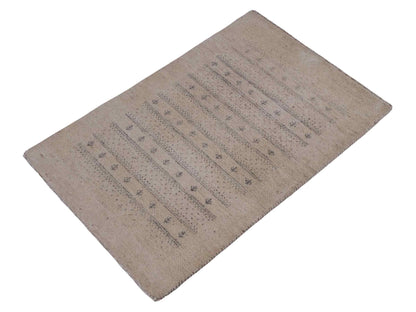 Handgeknüpfter Indo Loribaft Orientteppich von Khademi aus Wolle, cremeweiß. Geometrisches Nomaden-Design. Von Hand geknüpft in Indien. Größe: 94x61cm. Teppichnummer: KB4-1726. Verkauf durch Jupiter Intl.