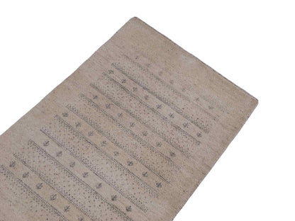 Handgeknüpfter Indo Loribaft Orientteppich von Khademi aus Wolle, cremeweiß. Geometrisches Nomaden-Design. Von Hand geknüpft in Indien. Größe: 94x61cm. Teppichnummer: KB4-1726. Verkauf durch Jupiter Intl.