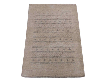 Handgeknüpfter Indo Loribaft Orientteppich von Khademi aus Wolle, cremeweiß. Geometrisches Nomaden-Design. Von Hand geknüpft in Indien. Größe: 94x61cm. Teppichnummer: KB4-1726. Verkauf durch Jupiter Intl.