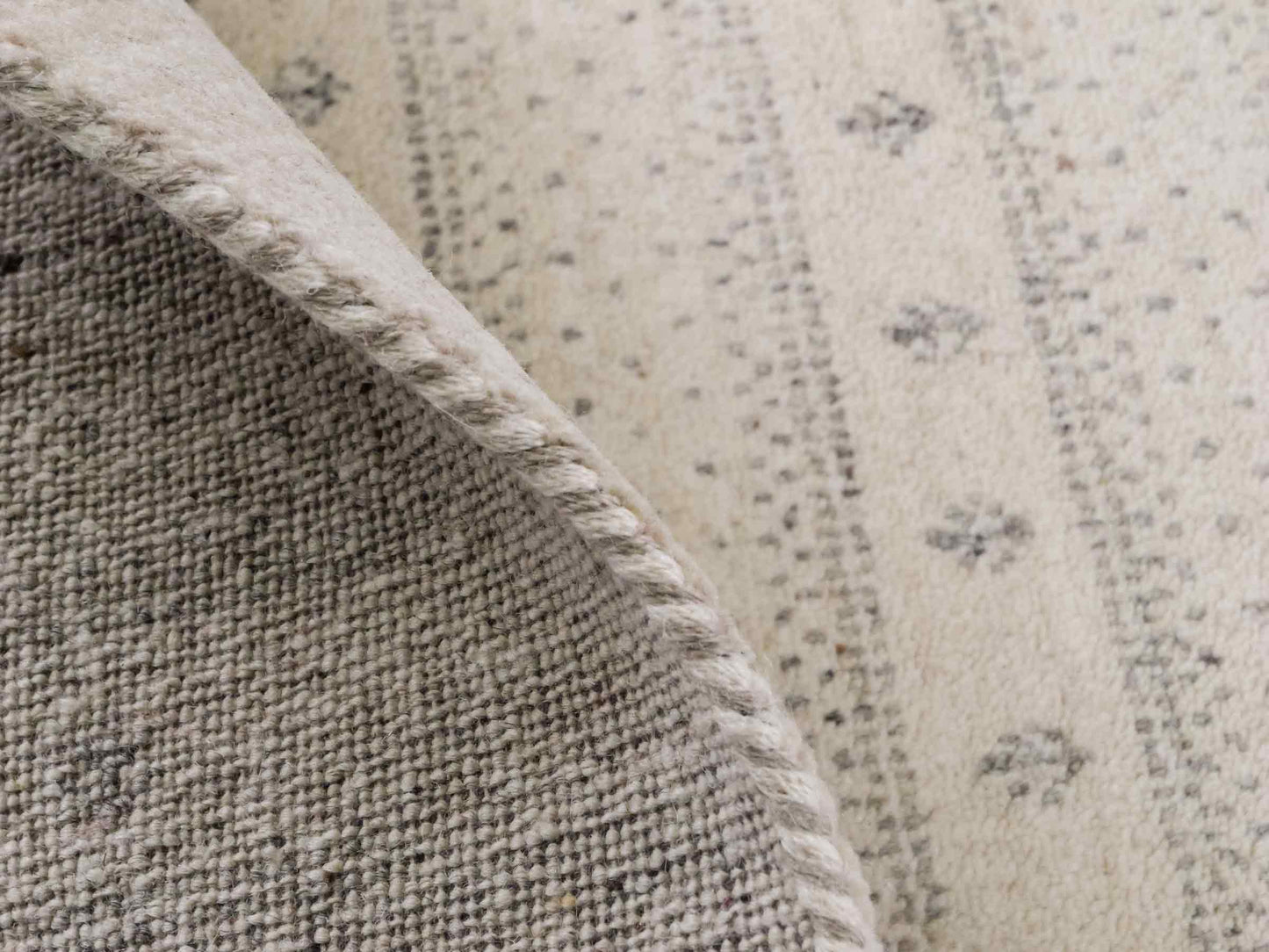 Handgeknüpfter Indo Loribaft Orientteppich von Khademi aus Wolle, cremeweiß. Geometrisches Nomaden-Design. Von Hand geknüpft in Indien. Größe: 94x61cm. Teppichnummer: KB4-1726. Verkauf durch Jupiter Intl.