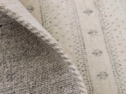 Handgeknüpfter Indo Loribaft Orientteppich von Khademi aus Wolle, cremeweiß. Geometrisches Nomaden-Design. Von Hand geknüpft in Indien. Größe: 94x61cm. Teppichnummer: KB4-1726. Verkauf durch Jupiter Intl.