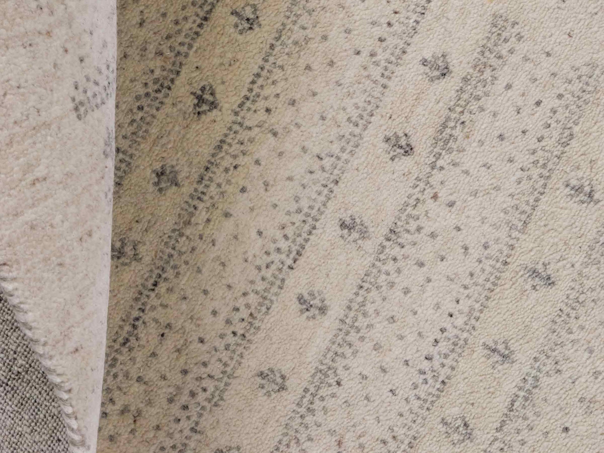 Handgeknüpfter Indo Loribaft Orientteppich von Khademi aus Wolle, cremeweiß. Geometrisches Nomaden-Design. Von Hand geknüpft in Indien. Größe: 94x61cm. Teppichnummer: KB4-1726. Verkauf durch Jupiter Intl.