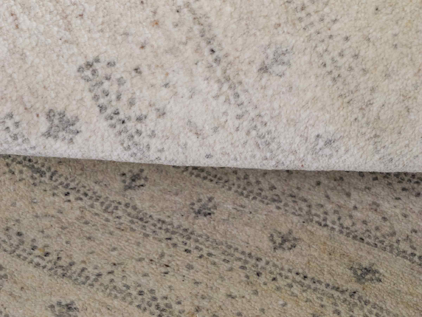 Handgeknüpfter Indo Loribaft Orientteppich von Khademi aus Wolle, cremeweiß. Geometrisches Nomaden-Design. Von Hand geknüpft in Indien. Größe: 94x61cm. Teppichnummer: KB4-1726. Verkauf durch Jupiter Intl.