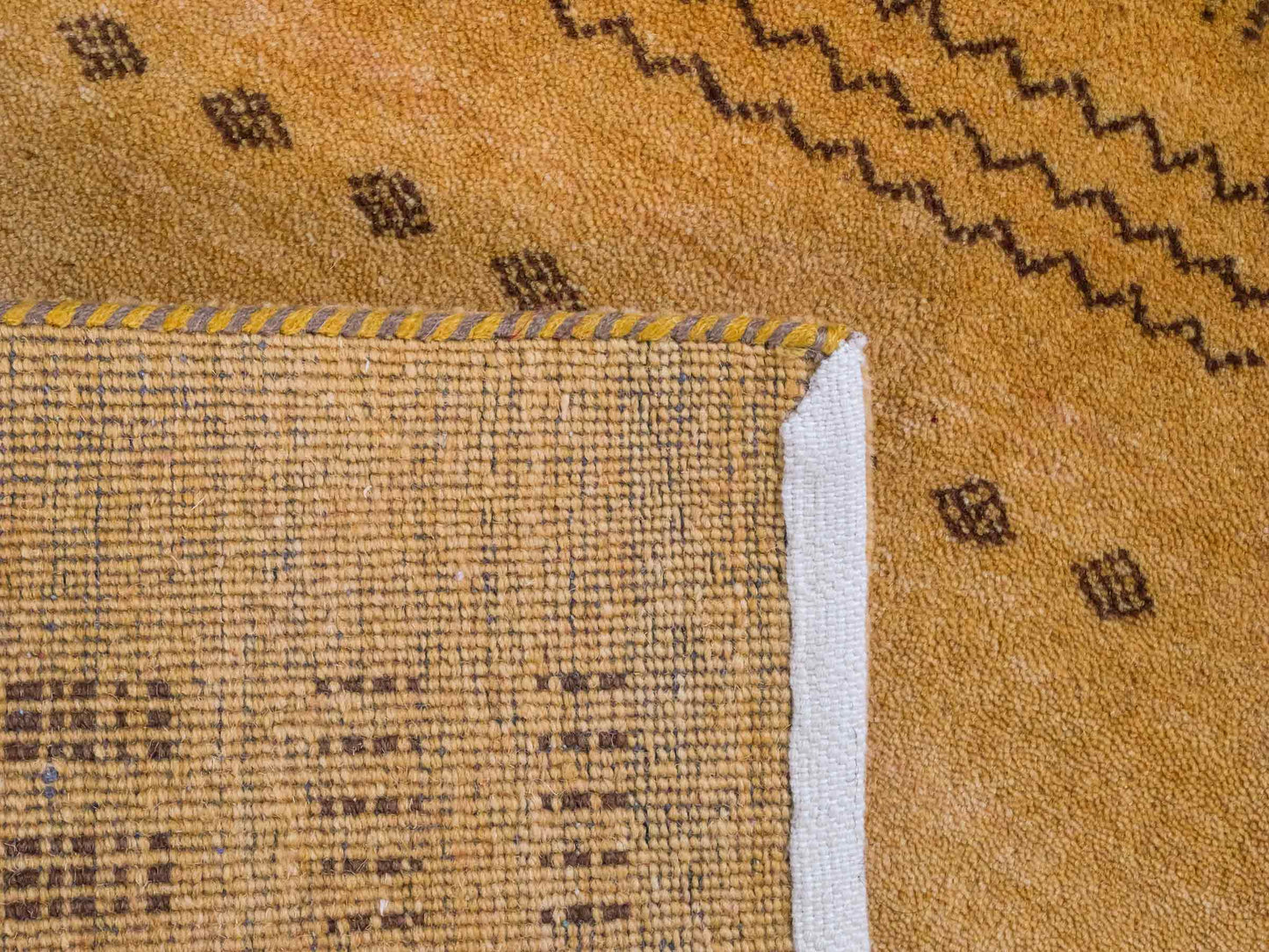 Handgeknüpfter Indo Loribaft Orientteppich von Khademi aus Wolle, gold. Geometrisches Nomaden-Design. Von Hand geknüpft in Indien. Größe: 94x62cm. Teppichnummer: KB4-1765. Verkauf durch Jupiter Intl.