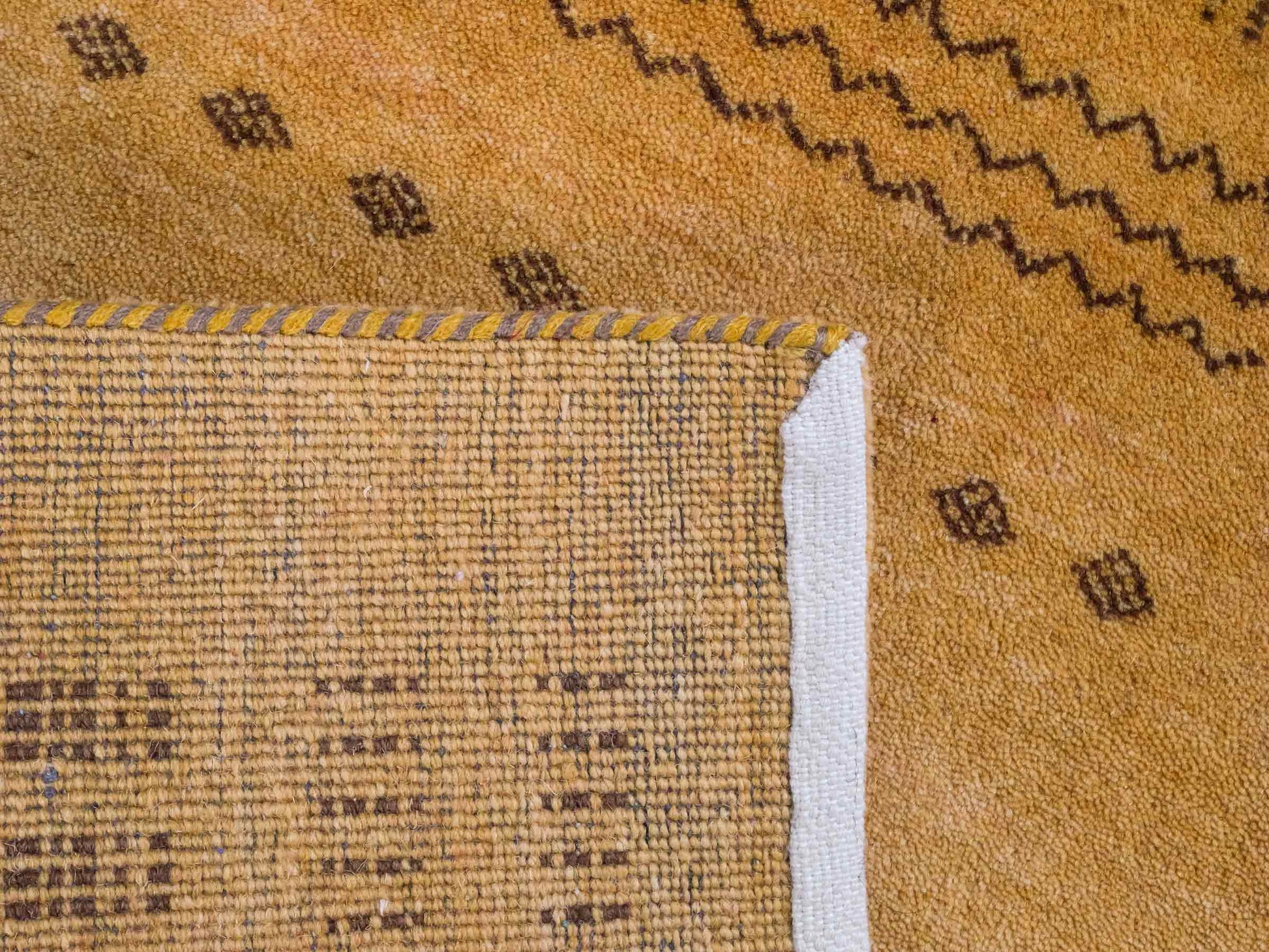 Handgeknüpfter Indo Loribaft Orientteppich von Khademi aus Wolle, gold. Geometrisches Nomaden-Design. Von Hand geknüpft in Indien. Größe: 94x62cm. Teppichnummer: KB4-1765. Verkauf durch Jupiter Intl.