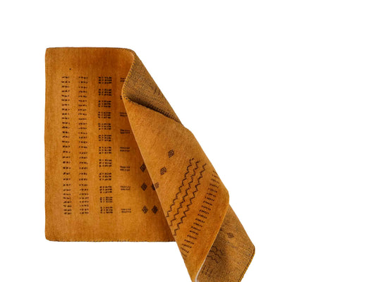 Handgeknüpfter Indo Loribaft Orientteppich von Khademi aus Wolle, gold. Geometrisches Nomaden-Design. Von Hand geknüpft in Indien. Größe: 94x62cm. Teppichnummer: KB4-1765. Verkauf durch Jupiter Intl.