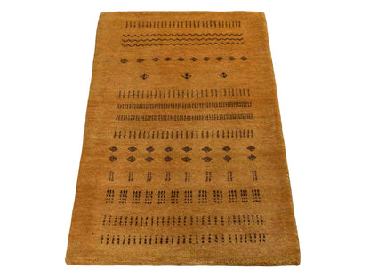 Handgeknüpfter Indo Loribaft Orientteppich von Khademi aus Wolle, gold. Geometrisches Nomaden-Design. Von Hand geknüpft in Indien. Größe: 94x62cm. Teppichnummer: KB4-1765. Verkauf durch Jupiter Intl.