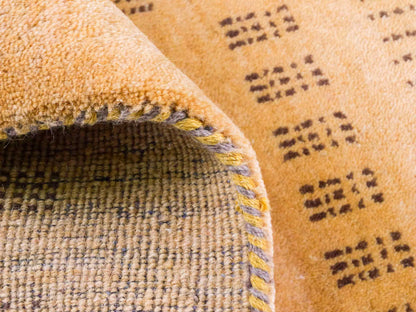 Handgeknüpfter Indo Loribaft Orientteppich von Khademi aus Wolle, gold. Geometrisches Nomaden-Design. Von Hand geknüpft in Indien. Größe: 94x62cm. Teppichnummer: KB4-1765. Verkauf durch Jupiter Intl.