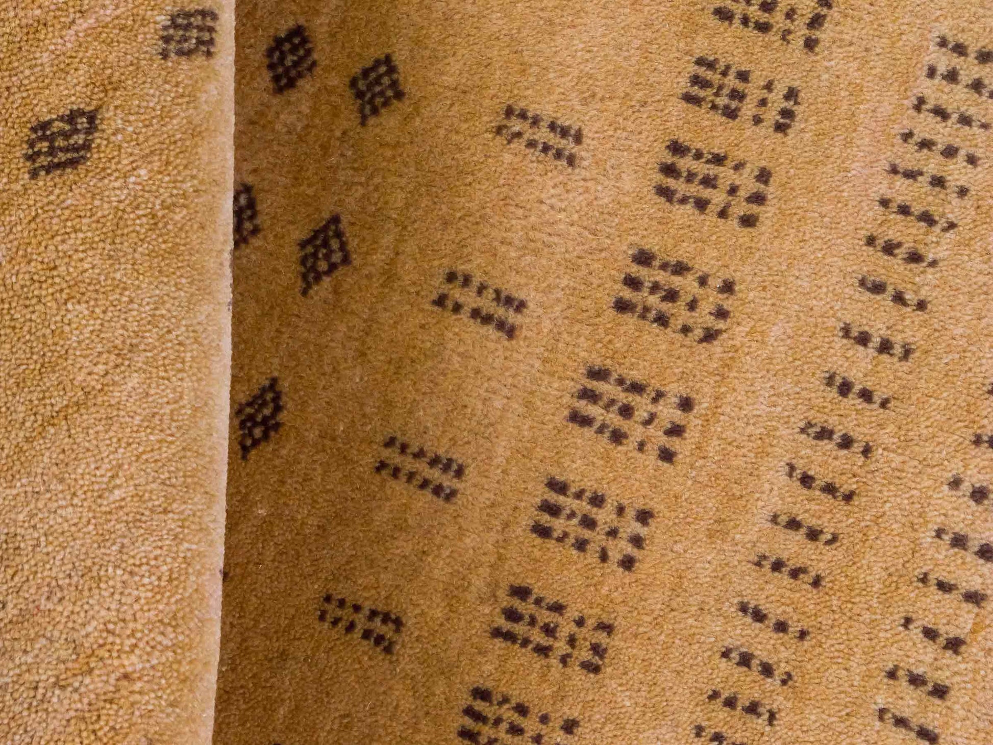 Handgeknüpfter Indo Loribaft Orientteppich von Khademi aus Wolle, gold. Geometrisches Nomaden-Design. Von Hand geknüpft in Indien. Größe: 94x62cm. Teppichnummer: KB4-1765. Verkauf durch Jupiter Intl.