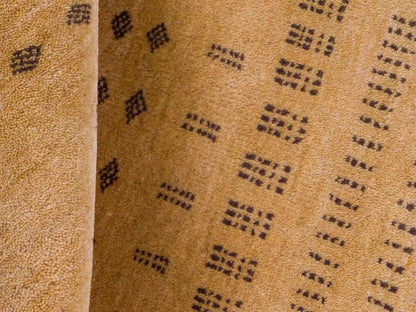 Handgeknüpfter Indo Loribaft Orientteppich von Khademi aus Wolle, gold. Geometrisches Nomaden-Design. Von Hand geknüpft in Indien. Größe: 94x62cm. Teppichnummer: KB4-1765. Verkauf durch Jupiter Intl.