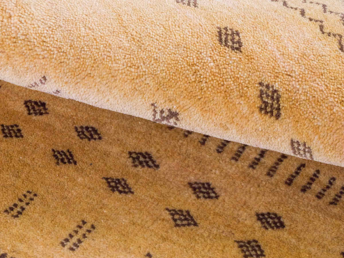 Handgeknüpfter Indo Loribaft Orientteppich von Khademi aus Wolle, gold. Geometrisches Nomaden-Design. Von Hand geknüpft in Indien. Größe: 94x62cm. Teppichnummer: KB4-1765. Verkauf durch Jupiter Intl.