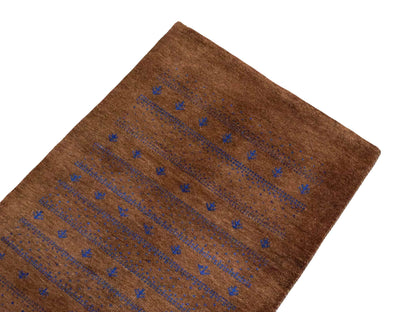 Handgeknüpfter Indo Loribaft Orientteppich von Khademi aus Wolle, braun. Geometrisches Nomaden-Design. Von Hand geknüpft in Indien. Größe: 94x63cm. Teppichnummer: KB4-1738. Verkauf durch Jupiter Intl.