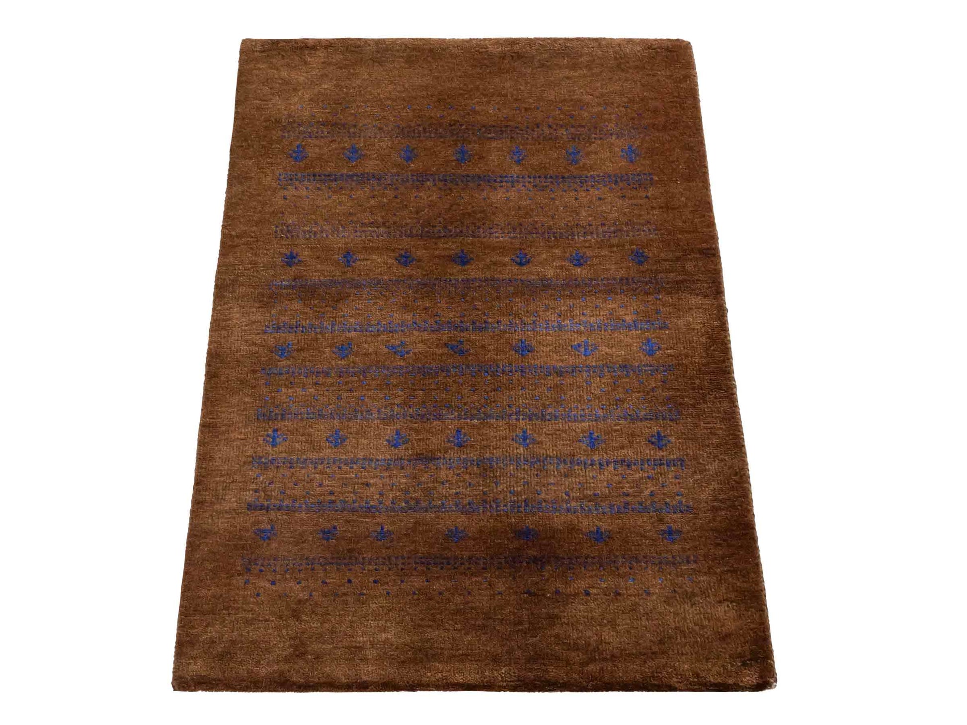 Handgeknüpfter Indo Loribaft Orientteppich von Khademi aus Wolle, braun. Geometrisches Nomaden-Design. Von Hand geknüpft in Indien. Größe: 94x63cm. Teppichnummer: KB4-1738. Verkauf durch Jupiter Intl.