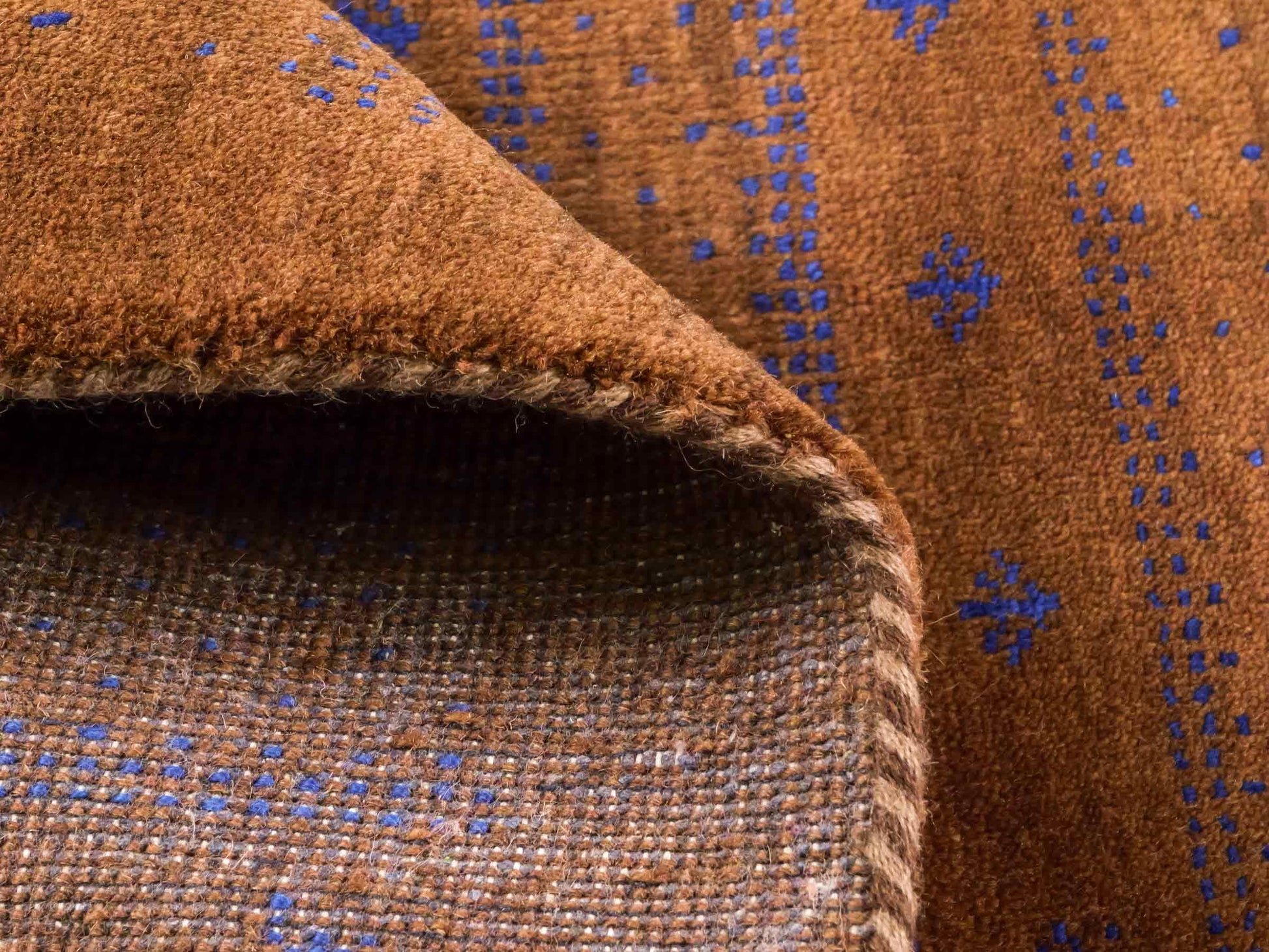 Handgeknüpfter Indo Loribaft Orientteppich von Khademi aus Wolle, braun. Geometrisches Nomaden-Design. Von Hand geknüpft in Indien. Größe: 94x63cm. Teppichnummer: KB4-1738. Verkauf durch Jupiter Intl.