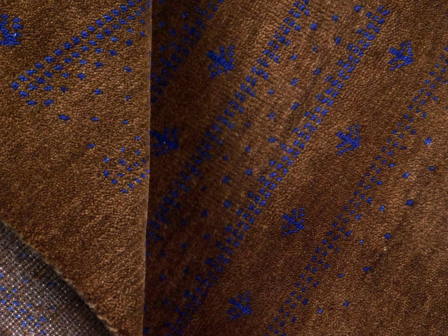 Handgeknüpfter Indo Loribaft Orientteppich von Khademi aus Wolle, braun. Geometrisches Nomaden-Design. Von Hand geknüpft in Indien. Größe: 94x63cm. Teppichnummer: KB4-1738. Verkauf durch Jupiter Intl.