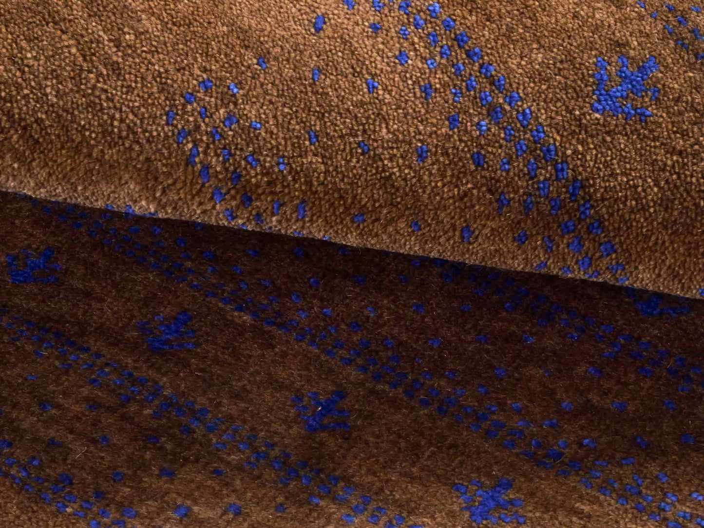 Handgeknüpfter Indo Loribaft Orientteppich von Khademi aus Wolle, braun. Geometrisches Nomaden-Design. Von Hand geknüpft in Indien. Größe: 94x63cm. Teppichnummer: KB4-1738. Verkauf durch Jupiter Intl.