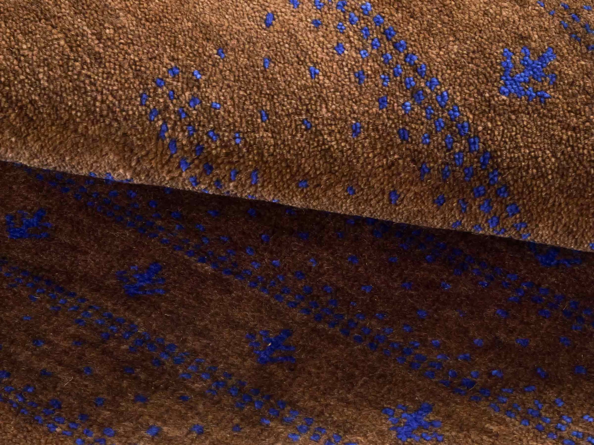 Handgeknüpfter Indo Loribaft Orientteppich von Khademi aus Wolle, braun. Geometrisches Nomaden-Design. Von Hand geknüpft in Indien. Größe: 94x63cm. Teppichnummer: KB4-1738. Verkauf durch Jupiter Intl.