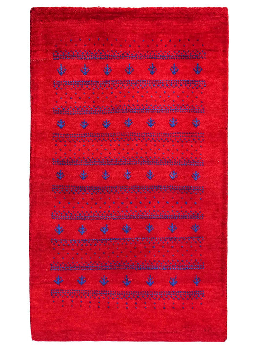 Handgeknüpfter Indo Loribaft Orientteppich von Khademi aus Wolle, rot. Geometrisches Nomaden-Design. Von Hand geknüpft in Indien. Größe: 94x63cm. Teppichnummer: KB4-1732. Verkauf durch Jupiter Intl.