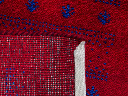 Handgeknüpfter Indo Loribaft Orientteppich von Khademi aus Wolle, rot. Geometrisches Nomaden-Design. Von Hand geknüpft in Indien. Größe: 94x63cm. Teppichnummer: KB4-1732. Verkauf durch Jupiter Intl.