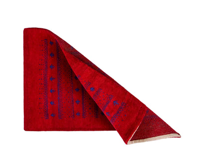 Handgeknüpfter Indo Loribaft Orientteppich von Khademi aus Wolle, rot. Geometrisches Nomaden-Design. Von Hand geknüpft in Indien. Größe: 94x63cm. Teppichnummer: KB4-1732. Verkauf durch Jupiter Intl.