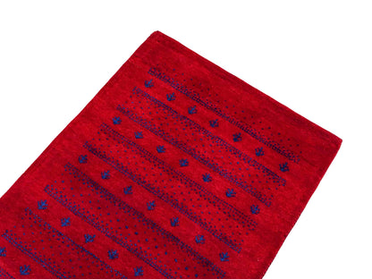 Handgeknüpfter Indo Loribaft Orientteppich von Khademi aus Wolle, rot. Geometrisches Nomaden-Design. Von Hand geknüpft in Indien. Größe: 94x63cm. Teppichnummer: KB4-1732. Verkauf durch Jupiter Intl.