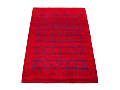 Handgeknüpfter Indo Loribaft Orientteppich von Khademi aus Wolle, rot. Geometrisches Nomaden-Design. Von Hand geknüpft in Indien. Größe: 94x63cm. Teppichnummer: KB4-1732. Verkauf durch Jupiter Intl.