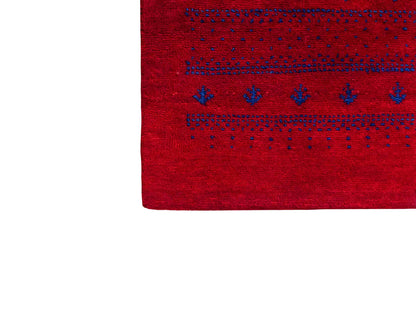 Handgeknüpfter Indo Loribaft Orientteppich von Khademi aus Wolle, rot. Geometrisches Nomaden-Design. Von Hand geknüpft in Indien. Größe: 94x63cm. Teppichnummer: KB4-1732. Verkauf durch Jupiter Intl.