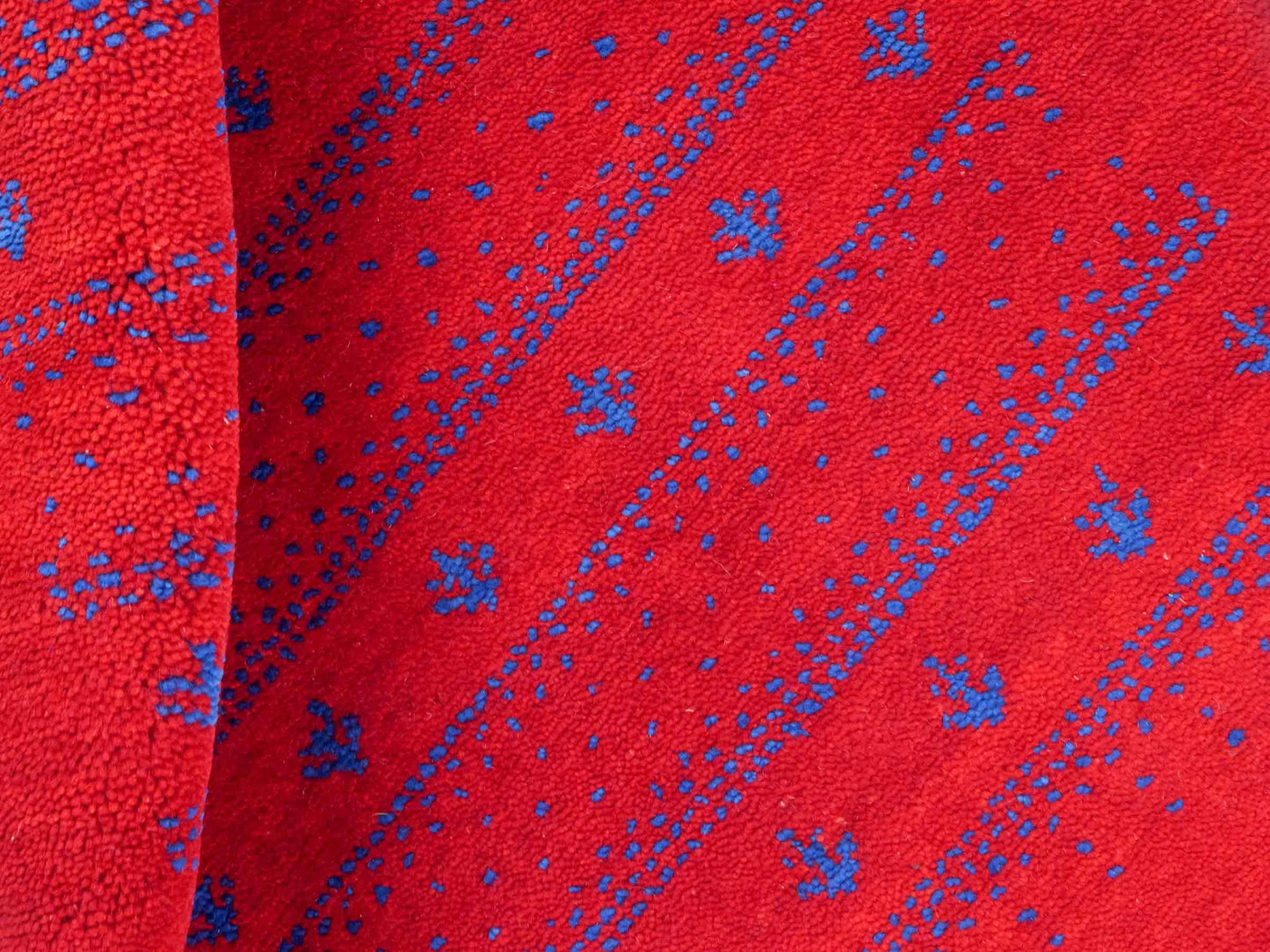 Handgeknüpfter Indo Loribaft Orientteppich von Khademi aus Wolle, rot. Geometrisches Nomaden-Design. Von Hand geknüpft in Indien. Größe: 94x63cm. Teppichnummer: KB4-1732. Verkauf durch Jupiter Intl.