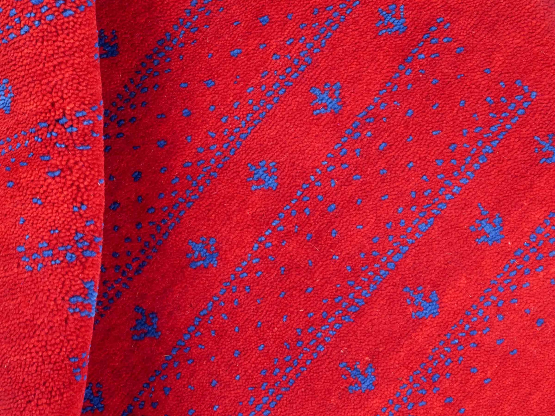 Handgeknüpfter Indo Loribaft Orientteppich von Khademi aus Wolle, rot. Geometrisches Nomaden-Design. Von Hand geknüpft in Indien. Größe: 94x63cm. Teppichnummer: KB4-1732. Verkauf durch Jupiter Intl.